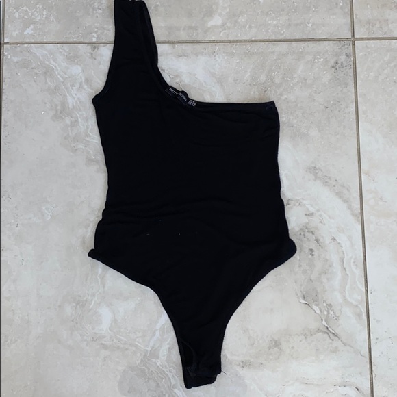 PrettyLittleThing Asymmetric Black Bodysuit 🖤 - Picture 4 of 5